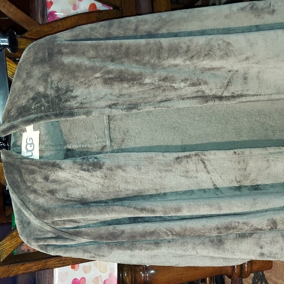 Like newAdult Small UGG brand grey women's bathrobe/lounger fleece.Side pockets. - Picture 5 of 9